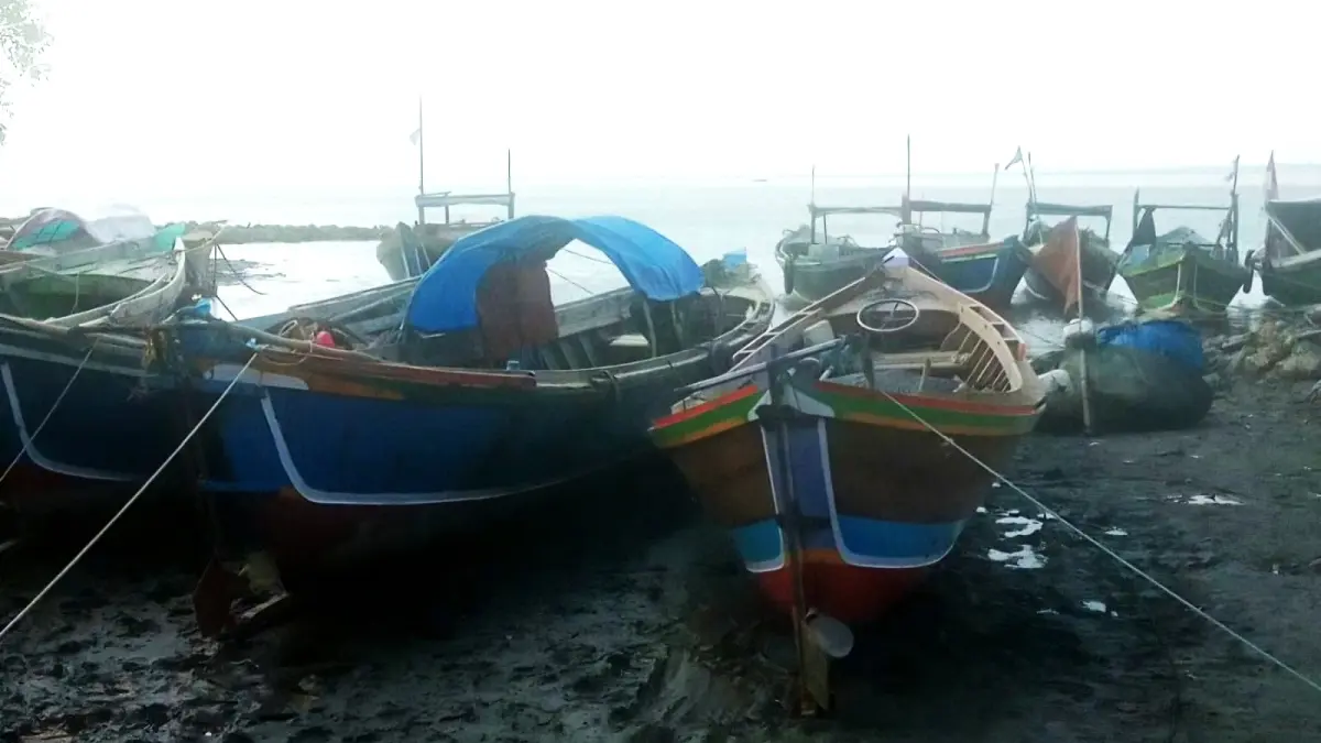 BERSANDAR: Sejumlah kapal nelayan bersandar di Desa Tanjung Dewa, Kecamatan Panyipatan. (Foto: Ahyar untuk Radar Banjarmasin)
