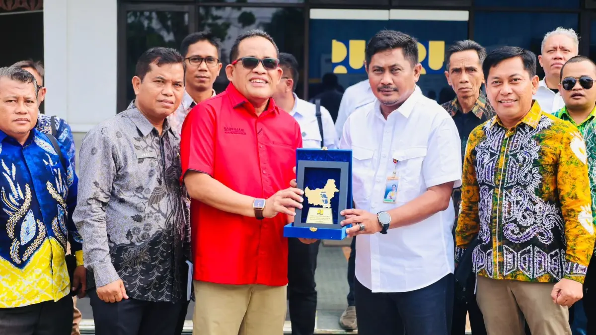 CENDERAMATA: Bupati HSU, H Sahrujani bersama sekitar 30 kepala desa dari sembilan kecamatan foto bersama usai menyampaikan usulan pembangunan sumur bor kepada BWS Kalimantan III. (Foto: Pemkab HSU)