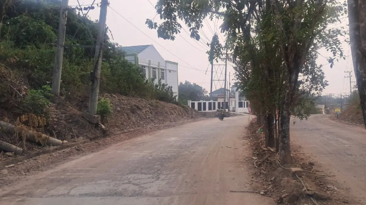 DEBU PROYEK JALAN: Kondisi jalan akses yang berdebu pekat akibat aktivitas proyek peningkatan jalan di Kecamatan Paringin Selatan, Kabupaten Balangan, Kamis (3/9/2026). Warga mengeluhkan minimnya upaya penyiraman dari pihak kontraktor. 