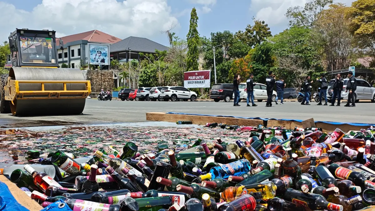 DIMUSNAHKAN: Pemusnahan 2.946 botol miras ilegal menggunakan alat berat di halaman Polres Tanah Bumbu, Kamis (3/9/2026). (Foto: Zulqarnain/Radar Banjarmasin)