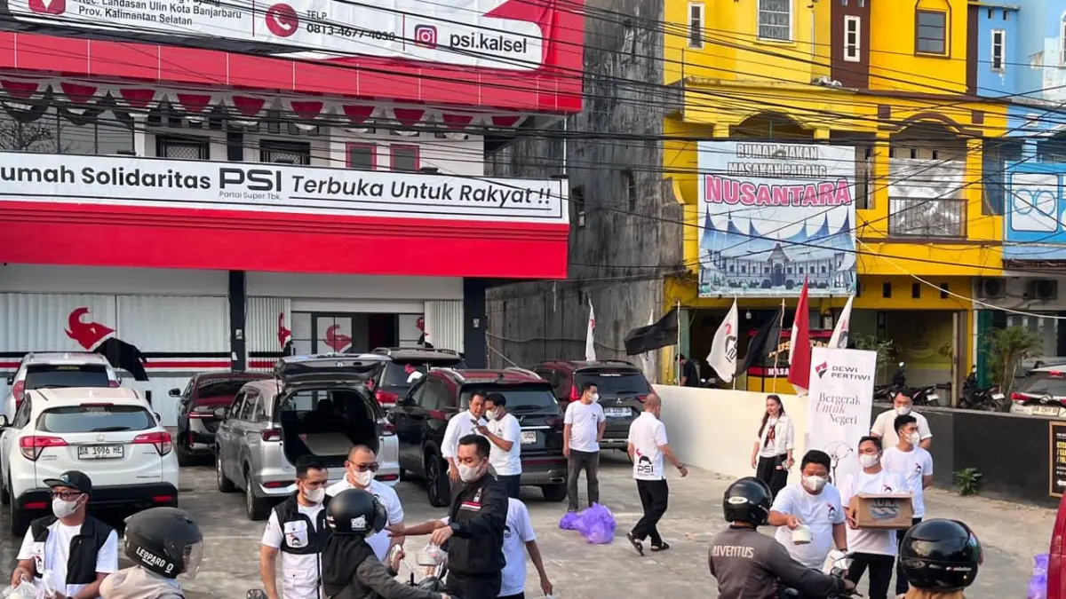 GERAKAN SOSIAL: Aksi pembagian masker kepada masyarakat Kota Banjarbaru yang dilakukan oleh DPW PSI Kalsel dan Dewi Pertiwi Kalsel.(Foto: DPW PSI Kalsel untuk Radar Banjarmasin)