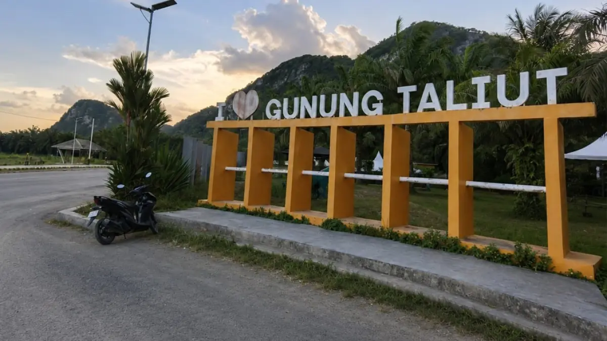 IKON: Landmark Gunung Taliut menjadi penanda kawasan wisata di Desa Teluk Kepayang, Tanah Bumbu.