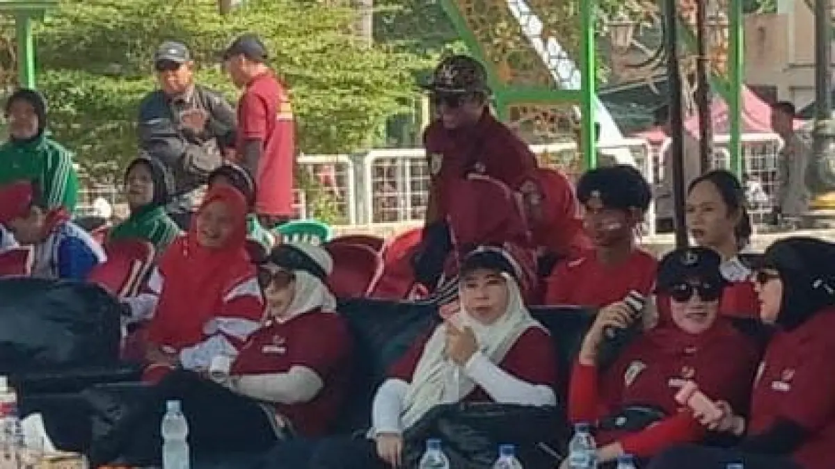 Ketua TP-PKK Balangan Hj. Sri Huriyati Hadi (keempat kanan) dan Ketua DPRD Balangan Hj. Linda Wati (ketiga kanan) saat menghadiri Lomba Senam Lansia Bugar dan Aerobik Beregu di Lapangan Marta Sura, Paringin, Sabtu (29/8/2026).&nbsp;