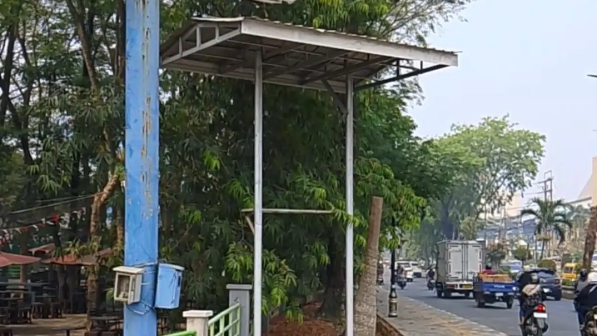 Layar pemantau kualitas udara atau AQMS di Jalan Lambung Mangkurat, Banjarmasin Tengah raib digondol pencuri. (Endang Syarifuddin/Radar Banjarmasin)