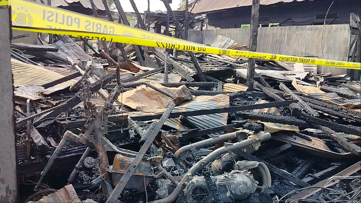 LUDES: Puing bangunan dan sepeda motor tersisa setelah kebakaran di Kelurahan Kebun Bunga, Banjarmasin Timur, Kamis (3/9/2026). (Foto: Maulana)