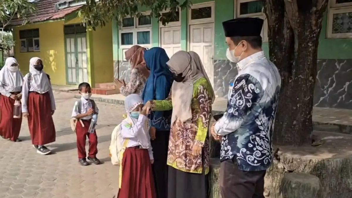MASUK SEKOLAH: SDN 1 Loktabat Utara Banjarbaru mulai menerapkan PTM penyesuaian kabut asap karhutla.