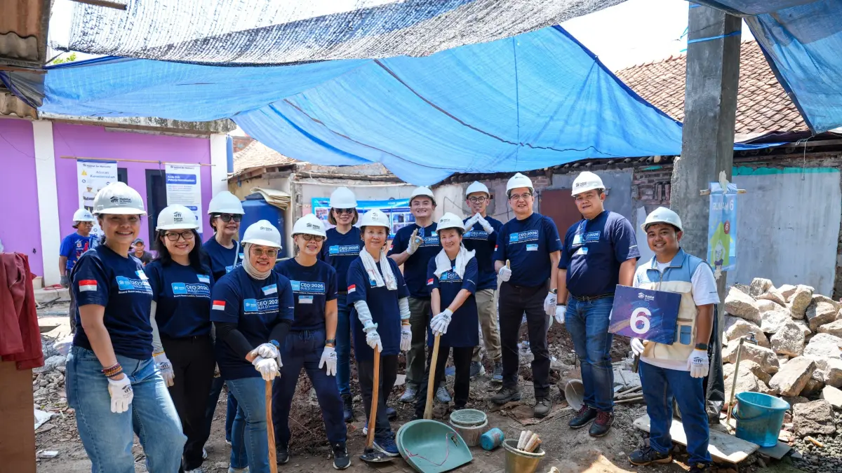 MENCANGKUL : Ketua Pengurus YABN Zuraida Murdia Hamdie mencoba mengaduk semen program program CEO Build 2026 yang diselenggarakan Habitat for Humanity Indonesia di Desa Wanaherang, Kabupaten Bogor, Jawa Barat.