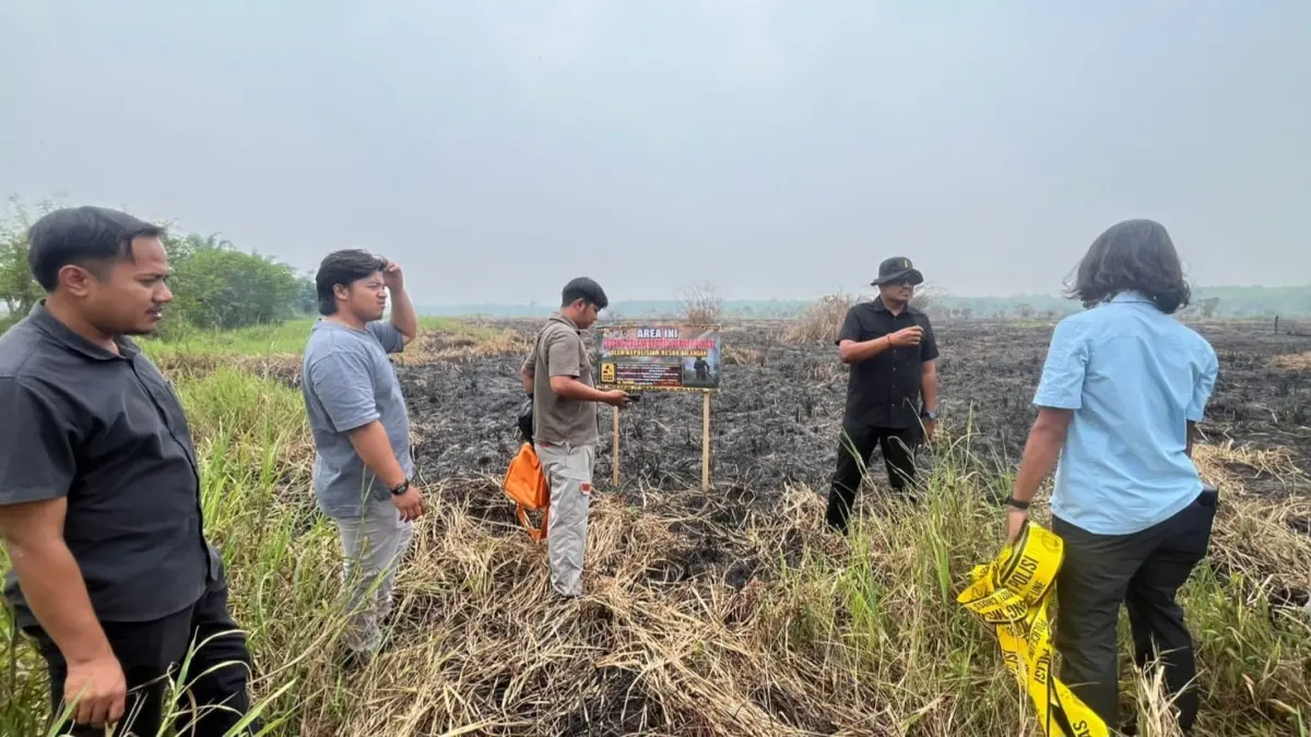PASANG GARIS POLISI: Salah satu area bekas kebakaran lahan di wilayah Kabupaten Balangan disegel dengan garis polisi dan papan informasi penyelidikan oleh jajaran Polres Balangan. (Polres Balangan)