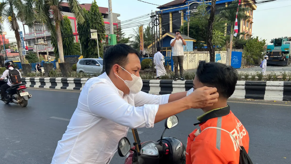 PEDULI: Ketua DPW PSI Kalsel, H Mustohir Arifin memberikan masker kepada salah satu warga.(Foto: PSI Kalsel untuk Radar Banjarmasin)&nbsp;
