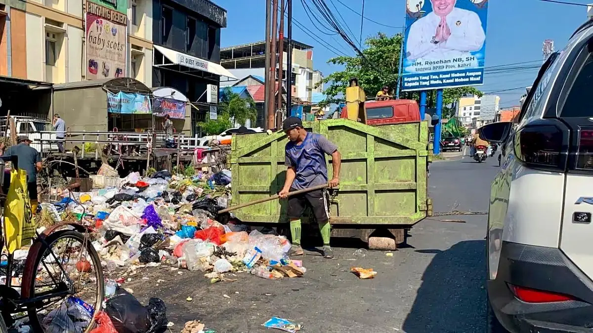 Pelayanan persampahan di Banjarmasin. Tarif pelayanan sampah bakal disesuaikan dalam perubahan Perda PDRD. (Foto: Endang Syarifuddin/Radar Banjarmasin)
