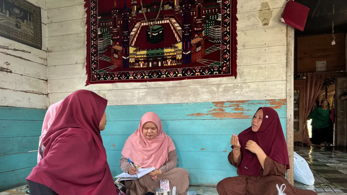 PEMBEKALAN: Anggota Kelompok Usaha Cahaya Gula Aren Desa Bawahan Pasar, Kabupaten Banjar antusias mengikuti kegiatan YBM melalui program pemberdayaan UMKM.(Foto: PLN UID Kalselteng)&nbsp;