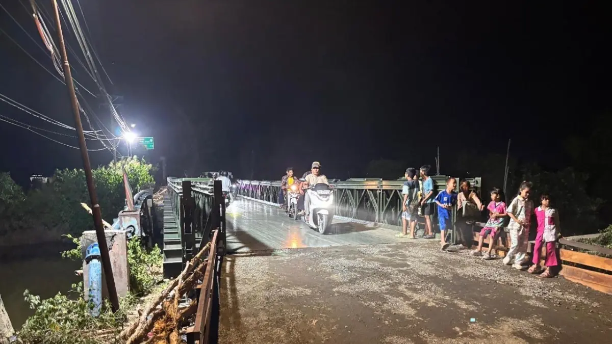 Pengendara melintasi jembatan modular pengganti Jembatan Saka Harang di Jalan Tembus Mantuil, Banjarmasin Selatan, Rabu (2/9/2026) malam. (Zulvan Rahmatan/Radar Banjarmasin)