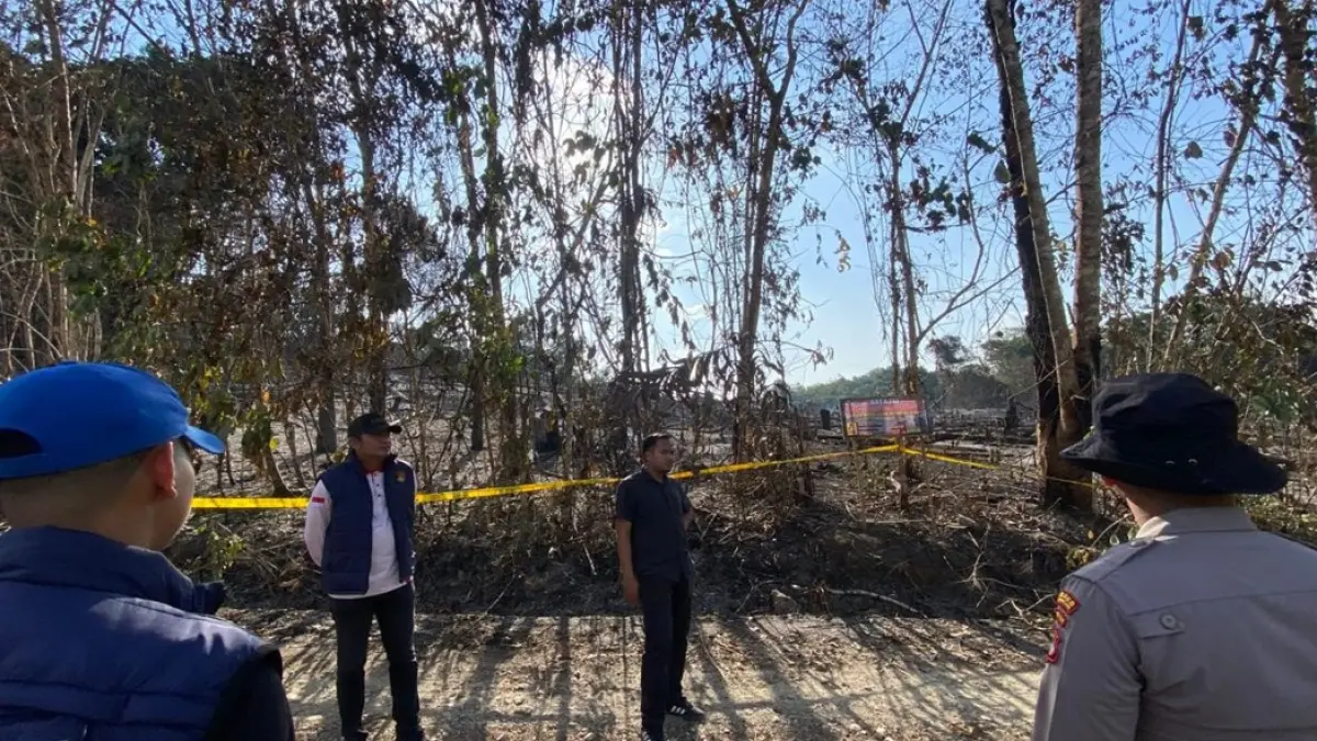 PENYEGELAN LAHAN: Petugas Polres Balangan menancapkan patok peringatan dan garis polisi di area bekas kebakaran lahan guna mengamankan barang bukti penyelidikan, Kamis (3/9/2026).
