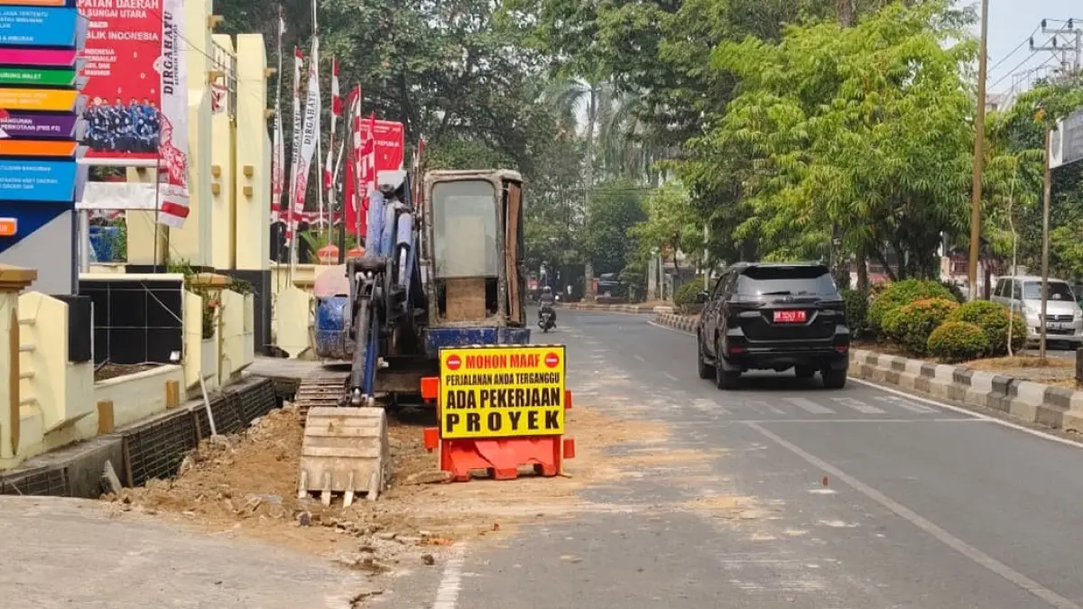 PROYEK: Pekerja melakukan revitalisasi drainase di kawasan pusat Kota Amuntai. Saluran tersebut diarahkan menuju kantong air di Desa Karias untuk mempercepat aliran dan mengurangi genangan saat hujan. 