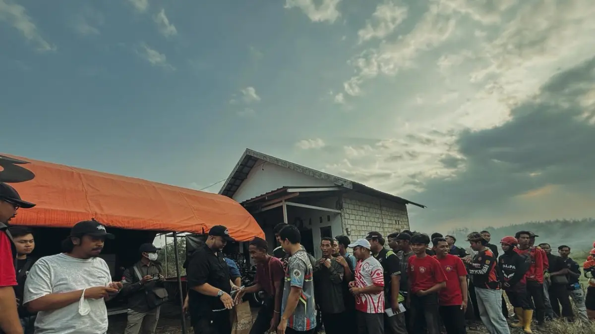 Relawan Damkar mendapat uang tunai operasional sebesar Rp2,5 Juta untuk membantu penanganan Kahutla di Banjarbaru. (Istimewa)