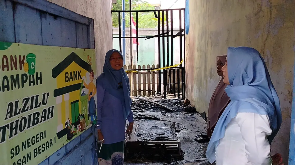 Ruang bank sampah SDN Antasan Besar 1 di Jalan Anang Adenansi terbakar Kamis (3/9) dini hari. (Maulana/Radar Banjarmasin)