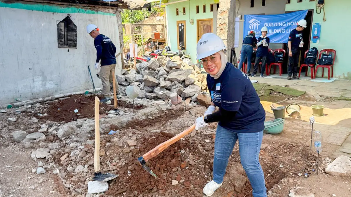 SEMANGAT: Para peserta CEO Build 2026 turut beraksi membangun membangun 40 rumah bagi keluarga yang membutuhkan.