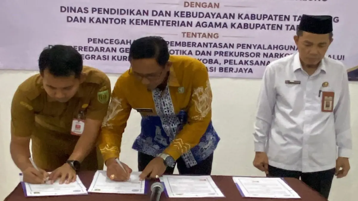 SEPAKAT : Kepala BNNK Tabalong Tukiman, Kepala Disdikbud Tabalong Gusti Judid Ihsan Permana dan Kepala Kemenag Tabalong Sahidul Bakhri saat menandatangani kerja sama kurikulum anti narkoba di sekolah.&nbsp;