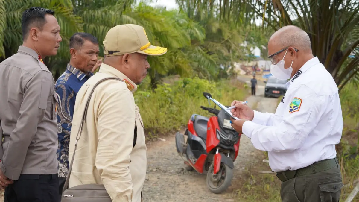 SERIUS: Bupati Kotabaru Muhammad Rusli didampingi Kadis PUPR dan Kapolsek Pulau Laut Tengah meninjau langsung lokasi rencana pembangunan jalan tembus Tanjung Serdang.