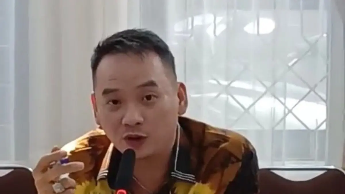 SERIUS: Ketua Komisi II DPRD Kotabaru Abu Suwandi menunjukkan bukti rekaman dugaan aktivitas kapal pukat cantrang saat menyampaikan aspirasi nelayan kepada Dinas Perikanan Provinsi Kalimantan Selatan.
Foto: Abu Suwandi untuk Radar Banjarmasin.