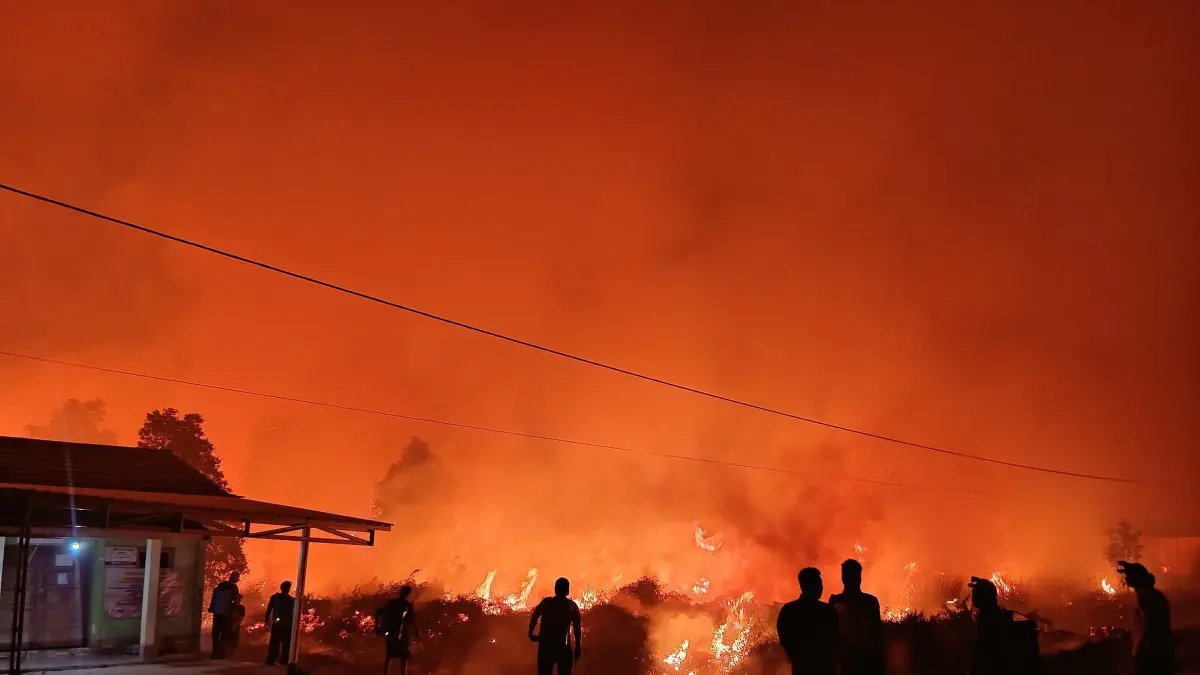 Situasi kebakaran lahan di Desa Galam Rabah, Kecamatan Cintapuri Darussalam, yang mendekati bangunan salah satu Taman Kanak-kanak (TK) pada 29 Agustus 2026. (GRUP EMERGENCY MARTAPURA&nbsp;