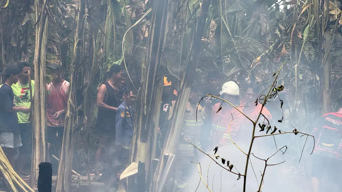 TERBAKAR: Anggota Damkar Tapin saat mencoba memadamkan api yang terbakar&nbsp;