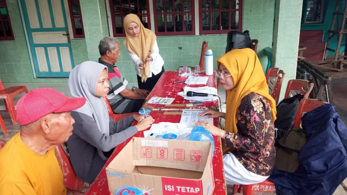 Warga mengurus layanan administrasi Perlinsos untuk menyesuaikan status desil di loket Puskesos Dinas Sosial Kota Banjarmasin di RT 13, Kelurahan Kuripan, Banjarmasin Timur. (Foto: Dinsos Banjarmasin)