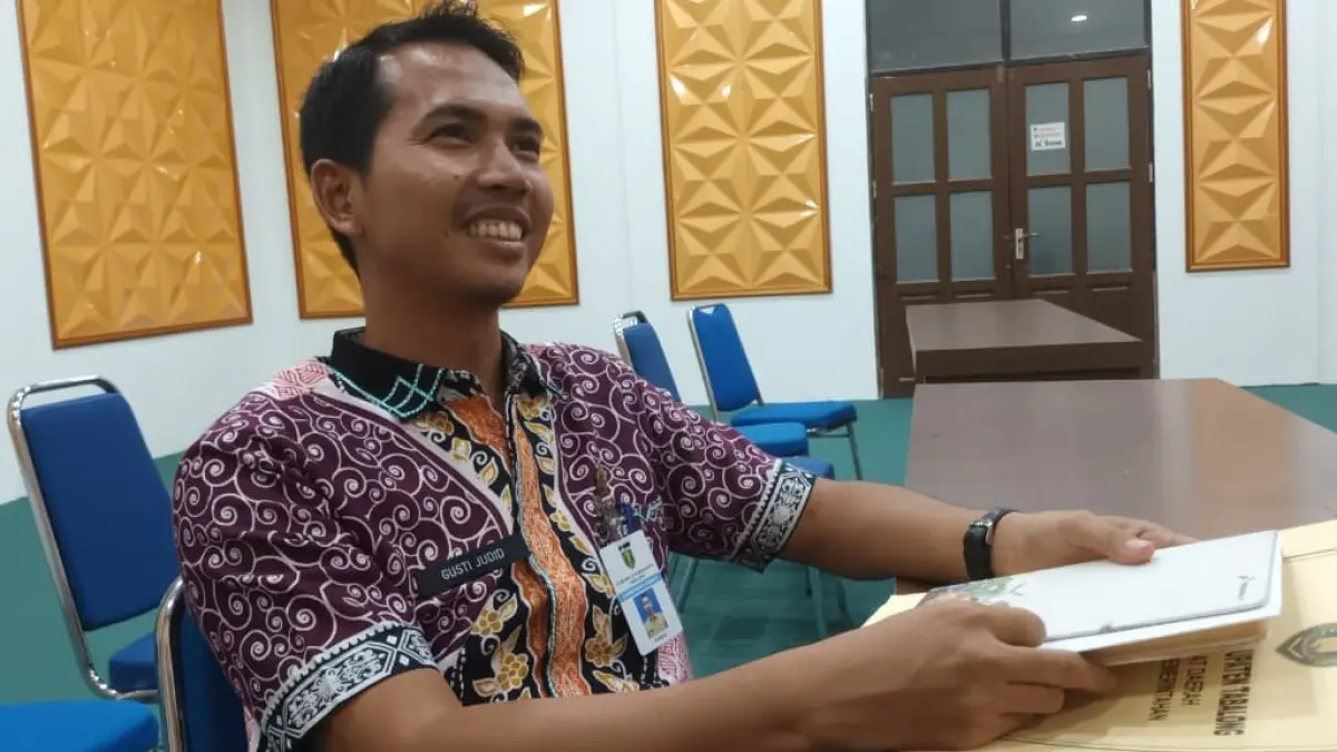 WAWANCARA: Kepala Disdikbud Tabalong, Gusti Judid Ihsan Permana saat diwawancarai wartawan.&nbsp;
(Foto: Ibnu Dwi Wahyudi/ Radar Banjarmasin)
