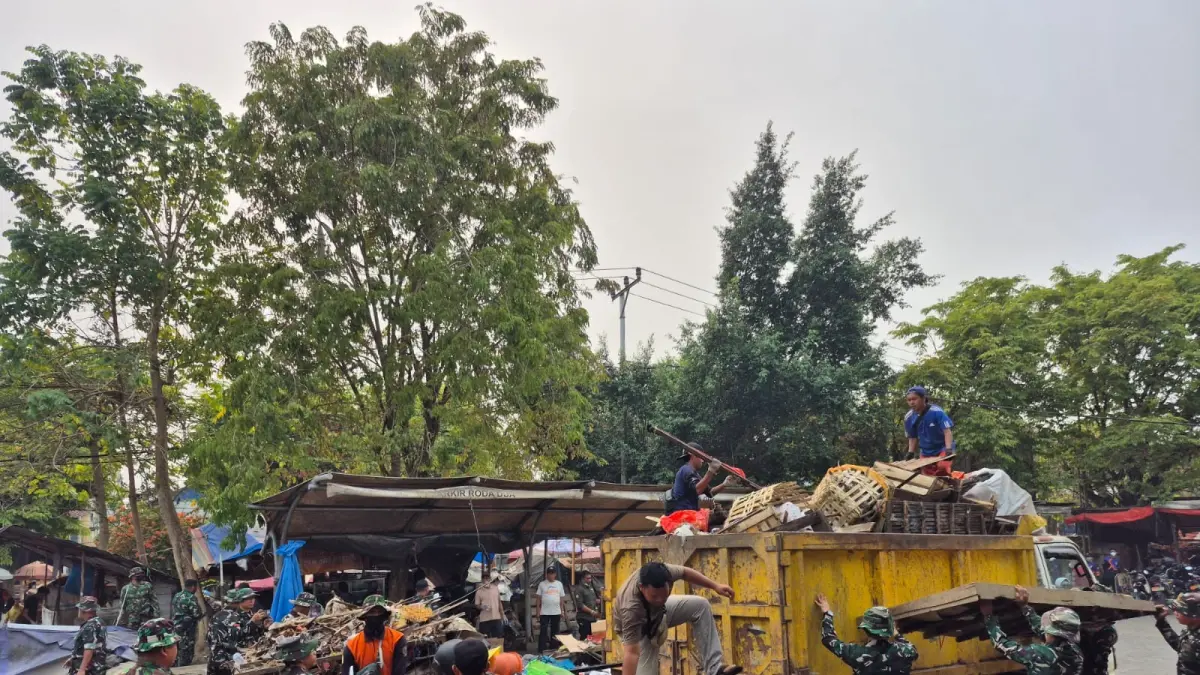 BERSIH-BERSIH: Aksi bersih-bersih sampah di Pasar Tradisional Barabai, Jumat (4/9/2026). (Foto: Jamaluddin/Radar Banjarmasin).