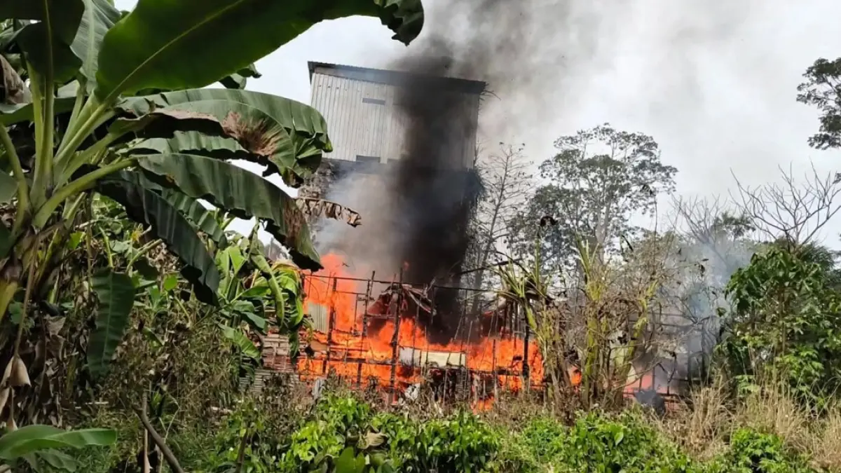 LOKASI: Petugas pemadam kebakaran berjibaku memadamkan api yang membakar rumah dan kandang itik di RT 02 Desa Banyu Tajun Dalam, Kecamatan Sungai Pandan, HSU, Jumat (4/9/2026).