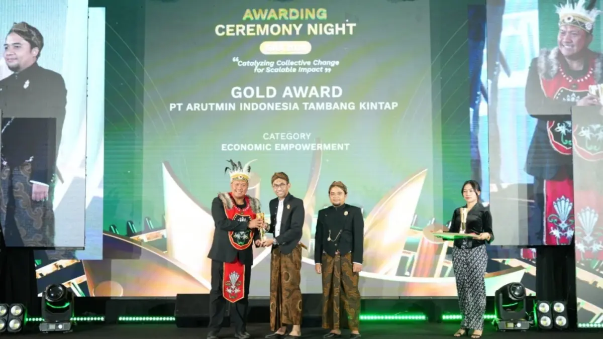 MEMBANGGAKAN: Dedi Heriyanto, Manager Arutmin Tambang Kintap menerima Gold Award ISRA 2026 atas program KOKIMANTERA.(Foto-foto: PT Arutmin Indonesia)&nbsp;&nbsp;