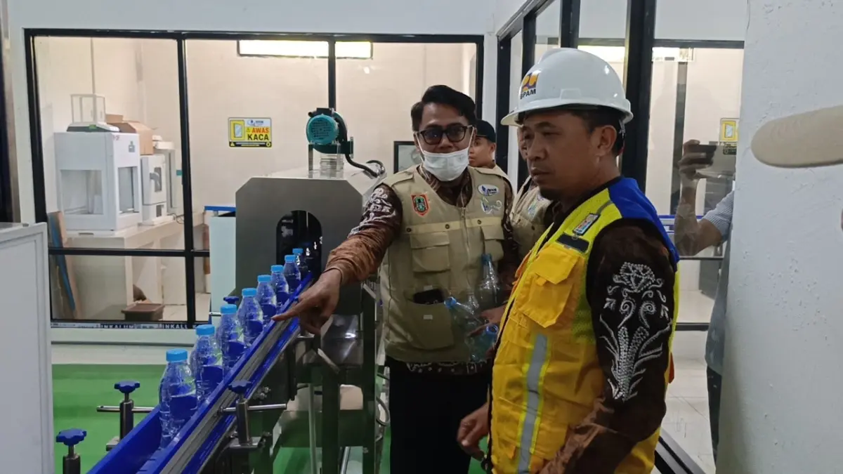 MENINJAU: Kepala Dinas Pekerjaan Umum dan Penataan Ruang (PUPR) Kalsel, Yasin Toyib saat meninjau proses produksi Bakula Water di BPAM Banjarbakula.&nbsp;&nbsp;