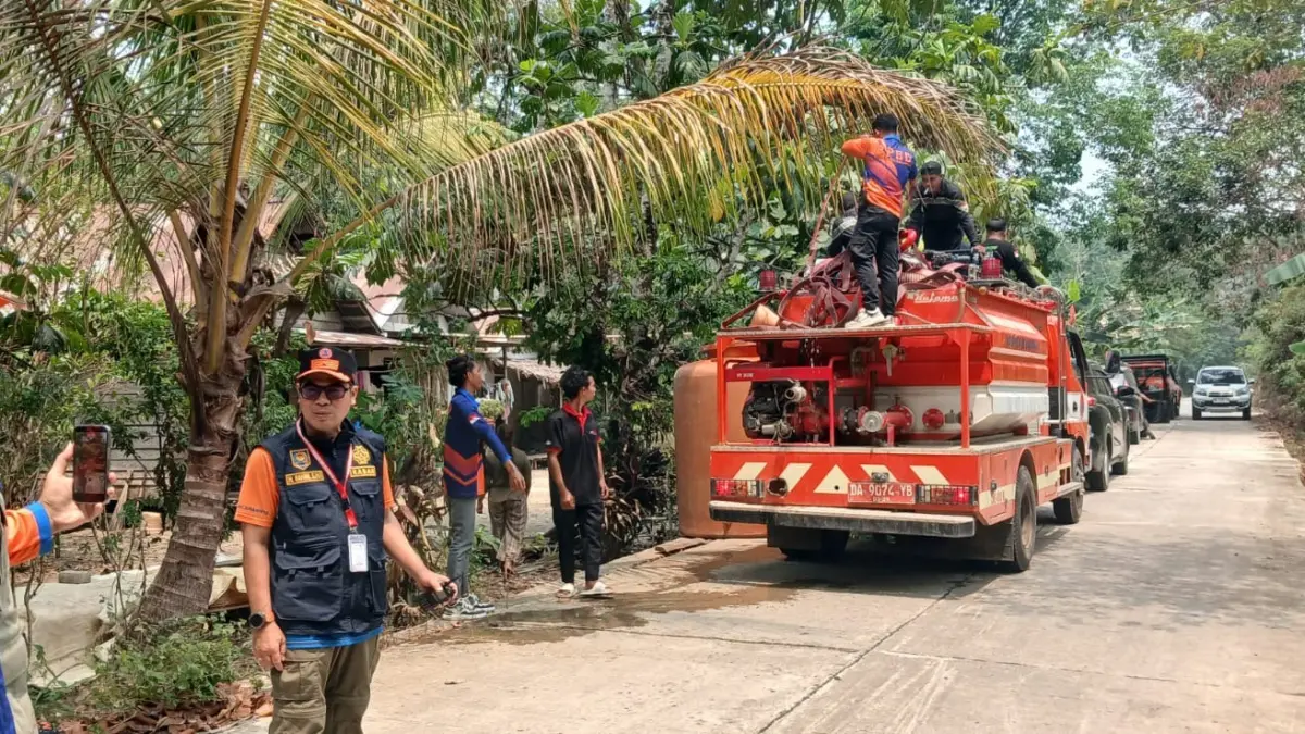 MENYALURKAN: Petugas gabungan dari BPBD, TNI, Polri, dan relawan menyalurkan pasokan air bersih perdana kepada warga Desa Sumber Agung di Kecamatan Halong, Jumat (4/9). (El untuk Radar Banjarmasin)