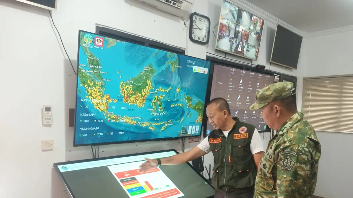 PAPARAN : Jajaran Tim Penyuluh Karhutla Mabes TNI saat melihat kondisi peralatan monitor bencana milik BPBD Tabalong. (Foto: Ibnu Dwi Wahyudi/ Radar Banjarmasin)