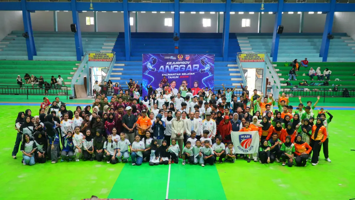Para atlet befoto bersama dalam suasana penutupan Kejuaraan Provinsi (Kejurprov) Anggar IKASI Kalimantan Selatan 2026 di GOR Hasanuddin HM Banjarmasin. (M Idris Jian Sidik)