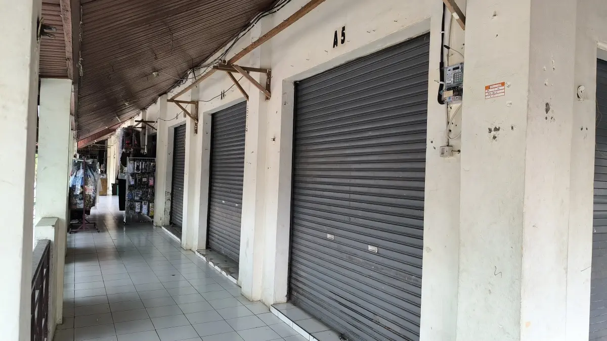 PASAR SEPI: Suasana deretan lapak dan toko di Pasar Paringin, Kabupaten Balangan yang kini tampak lengang dan banyak ditutup oleh pedagangnya akibat sepi pembeli. (M Dirga/ Radar Banjarmasin)