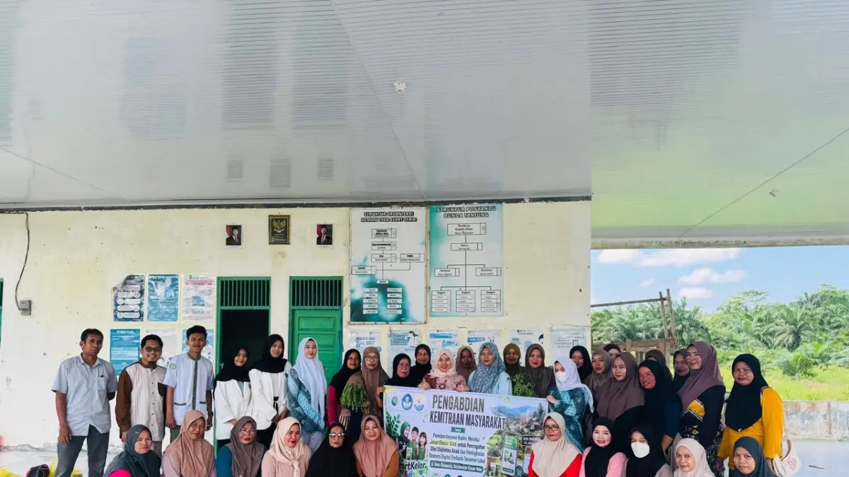 PENDAMPINGAN: Tim PKM STIKES Darul Azhar berfoto bersama warga Desa Binawara, Kecamatan Kusan Hulu, Kabupaten Tanah Bumbu.(Foto: Tim PKM STIKES Darul Azhar)&nbsp;