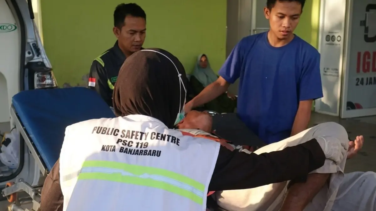PERTOLONGAN CEPAT: Petugas Public Safety Centre (PSC) 119 Kota Banjarbaru (rompi putih) memberikan penanganan awal kepada seorang warga yang mengalami gangguan pernapasan (MC banjarbaru untuk radar banjarmasin) 