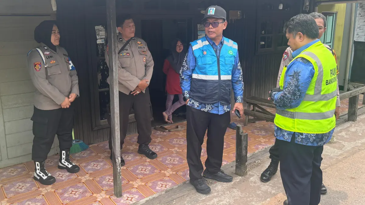 Petugas PAM Bandarmasih melakukan pemeriksaan jaringan air di kawasan Alalak Utara, Banjarmasin Utara. (Humas PAM Bandarmasih)