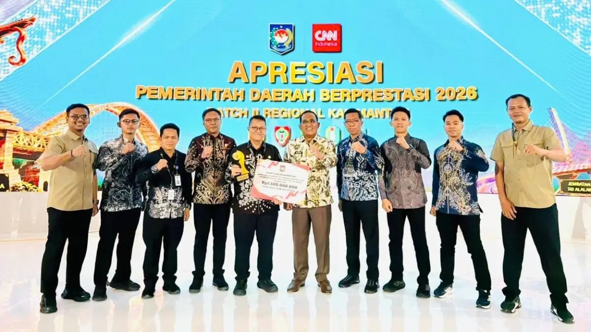 PRESTASI: Bupati HSU, H Sahrujani menerima Apresiasi Pemerintah Daerah Berprestasi 2026 Batch II Regional Kalimantan dari Kemendagri di Balikpapan, Kamis (3/9/2026). (Foto: Pemkab HSU)
