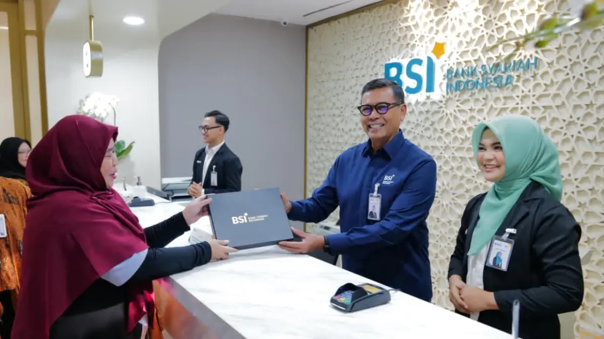 RAMAH: Direktur Utama BSI, Anggoro Eko Cahyo, didampingi petugas frontliner, melayani seorang nasabah wanita di Kantor Cabang BSI Jakarta The Tower, dalam rangka memperingati Hari Pelanggan Nasional (Harpelnas) 2026, Jumat (4/9).(Foto: BSI)&nbsp;