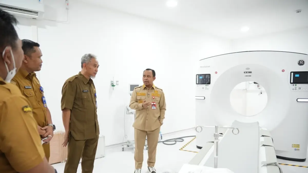 SIAP PASIEN PERTAMA: Bupati Tapin H Yamani memantau dan melihat tiga alat medis canggih bantuan dari Kementerian Kesehatan RI ke RSUD Datu Sanggul.
Foto Rasidi Fadli&nbsp;