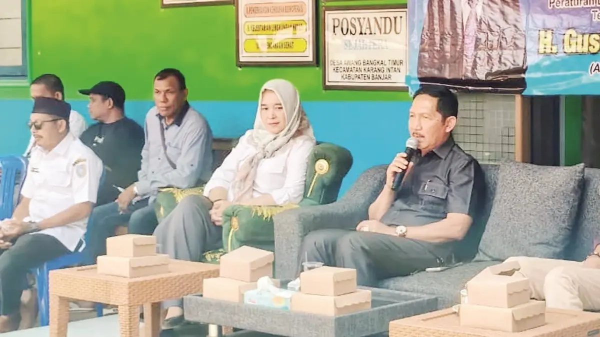 SOSIALISASI: Anggota DPRD Kalsel H Gusti Abidinsyah menjelaskan peran Perangkat Desa dalam mensosialisasikan Perda Nomor 4 Tahun 2016 tentang Pemberdayaan Masyarakat dan Desa, Rabu (2/9/2026). (Foto: FADLAN. ZAKIRI/RADAR BANJARMASIN)