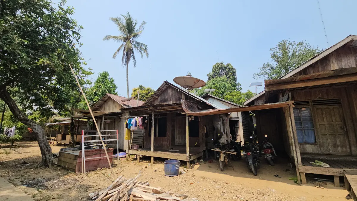 TANPA LISTRIK: Muhammad, warga Dusun Bayur, Desa Tundakan, Kecamatan Awayan saat menyalakan mesin genset diesel rakitan untuk mengalirkan listrik komunal ke puluhan rumah warga. (Is untuk Radar Banjarmasin)
