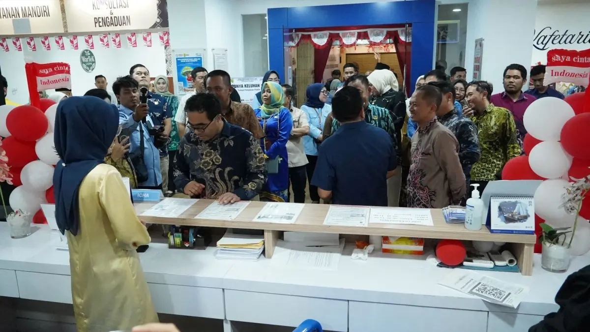 Wakil Ketua Ombudsman RI Rahmadi Indra Tektona meninjau pelayanan di MPP Banjarmasin, Kamis (3/9/2026). (Zulvan Rahmatan/Radar Banjarmasin)