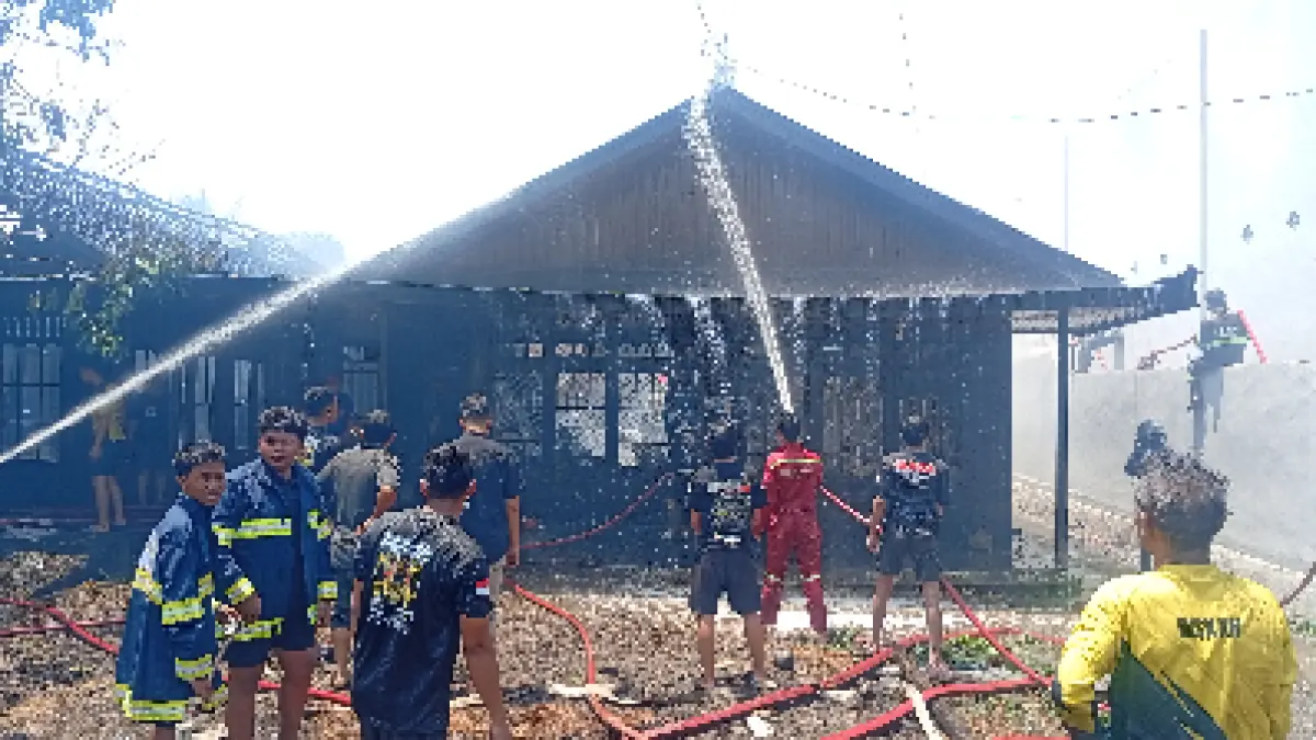 PADAMKAN: Petugas saat lakukan pemadaman kebakaran rumah tiga warga di Tumpang Talu HSS.(Foto:M Padil Ihsan/Radar Banjarmasin)&nbsp;