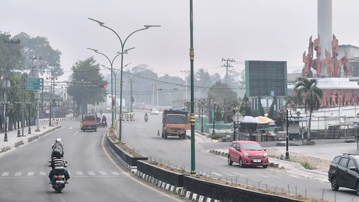 POLUSI UDARA: Suasana langit di Kabupaten Balangan yang kembali tertutup pekatnya kabut asap sisa kebakaran lahan pada Minggu (6/9) pagi. Konsentrasi polutan memecahkan rekor terburuk menyentuh 880,7 mikrogram per meter kubik. (M Dirga/ Radar Banjarmasin)