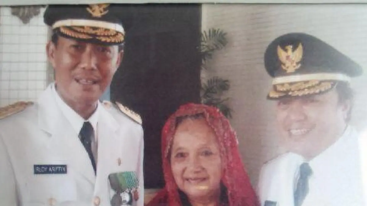 BERSAMA: Mantan Gubernur Kalsel Rudy Ariffin (kiri) bersama sang wakil Rosehan saat berfoto bersama. (Rosehan untuk Radar Banjarmasin)&nbsp;