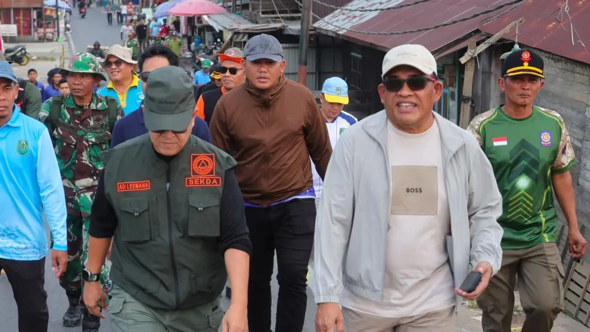 HADIR: Bupati dan Wakil Bupati HSU, H Sahrujani dan Hero Setiawan meninjau hasil pengerukan sedimentasi di bawah Jembatan Pasar Babirik. (Foto: Pemkab HSU)