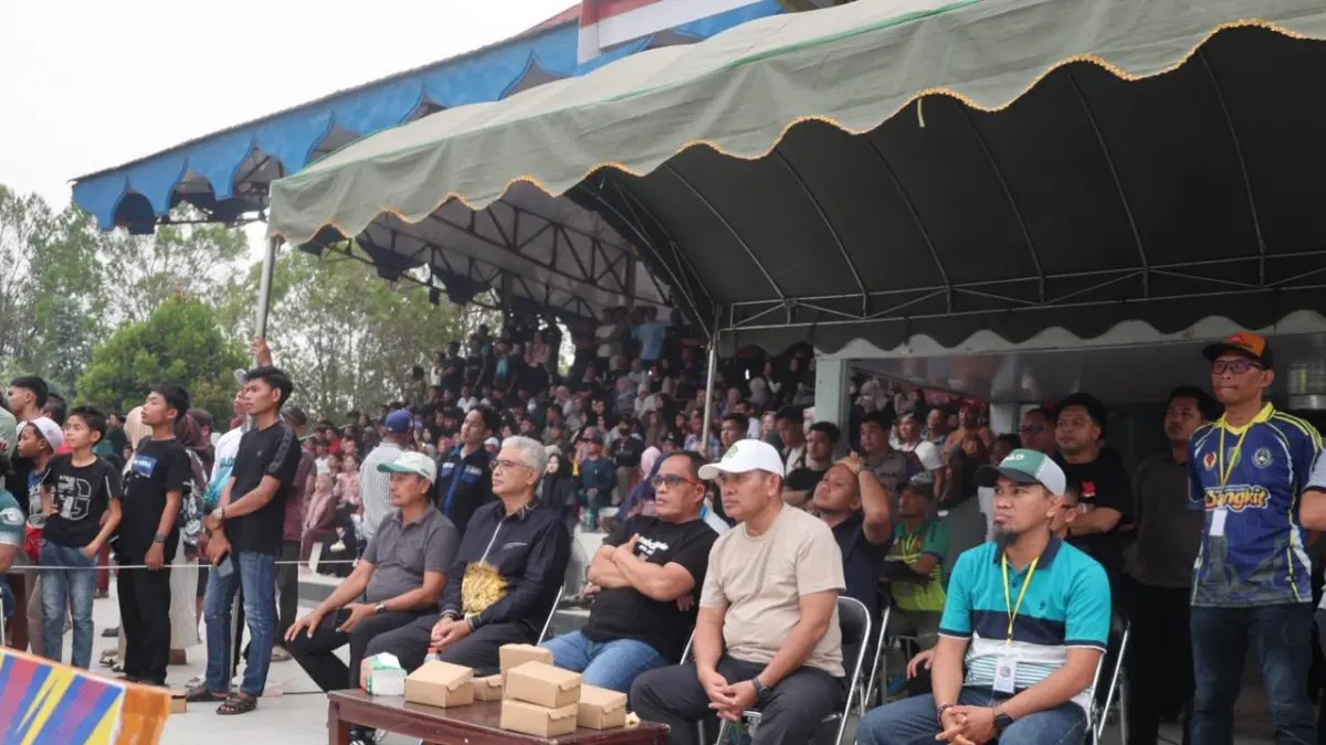 HADIR: Bupati dan Wakil Bupati HSU, H Sahrujani dan Hero Setiawan menyaksikan semifinal Bupati Cup antara SSB Negara Dipa dan Jari Jempol di Lapangan Pahlawan Amuntai, Sabtu (5/9/2026).